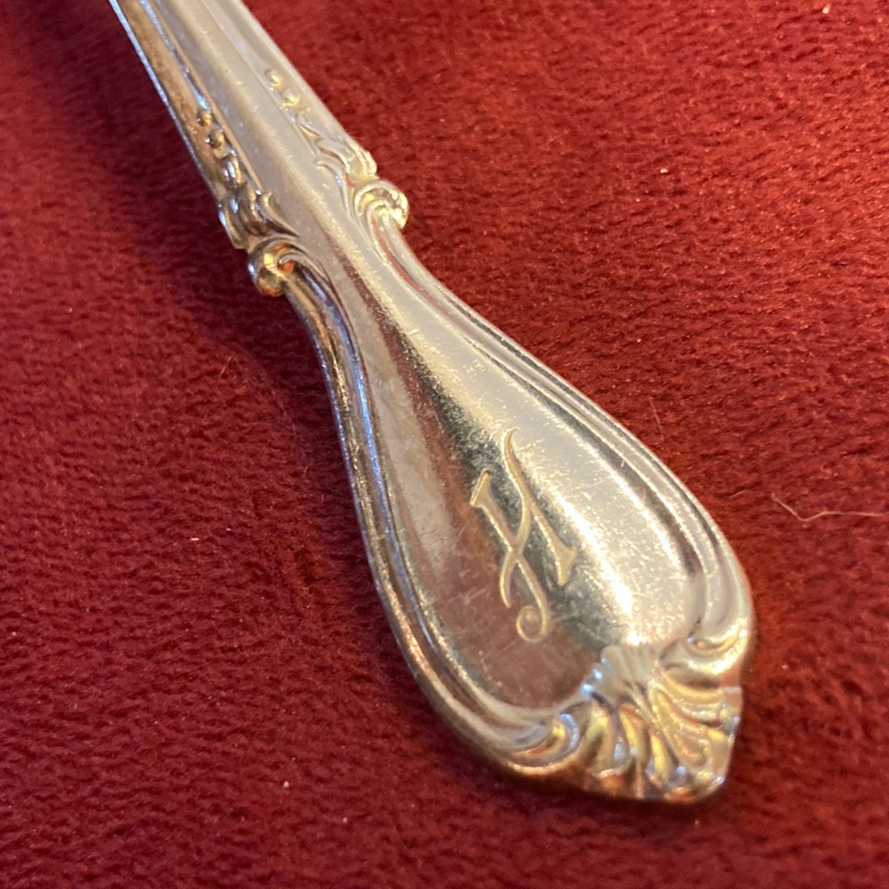 Set of 7 Wm Rogers Mfg Silverplate Dinner Spoons in Memory Pattern | 1960s - Picture 2 of 6